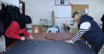 Kadınlar deprem bölgesi için uyku tulumu üretiyor