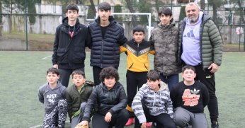 Depremzede çocuklar futbol oynayarak moral depoluyor