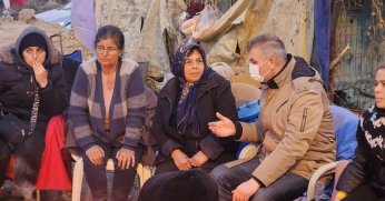 BAŞKAN SEZER HATAY'DA DEPREMZEDELERİN TALEPLERİNİ DİNLEDİ