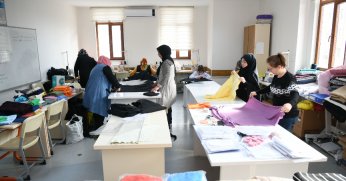 Depremzedeler için battaniye ve eşofman takımı üretiyorlar