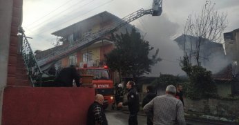 Gecekonduda başlayan yangın apartmana sıçradı