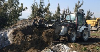 DEPREMDE TELEF OLAN HAYVANLAR HASTALIK RİSKİNE KARŞI GÖMÜLDÜ