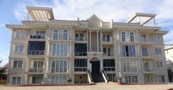 Eşyalarla döşenen 36 daire depremzedelere tahsis edildi