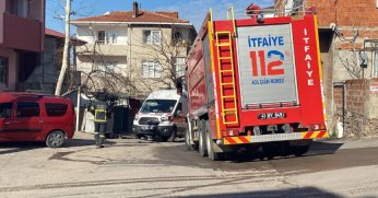 Gecekonduda çıkan yangında 2 kişi dumandan etkilendi