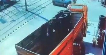 Motosiklet otomobil ile çarpıştı!