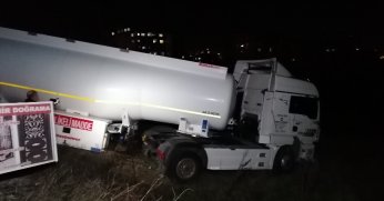 Park halindeyken freni boşalan tanker yoldan çıktı