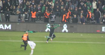 Kocaelispor tribününe Sakaryaspor atkısı açınca ortalık karıştı