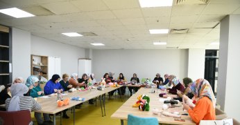 Depremzede çocuklar için örüyorlar