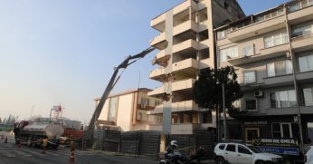 Büyükşehir, Kınay İş Merkezi’nin  yıkımına başladı