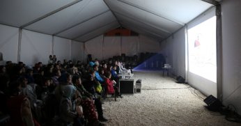 Depremzede çocuklara çizgi film gösterimi