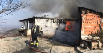 Alevlere teslim olan bağ evi kullanılamaz hale geldi