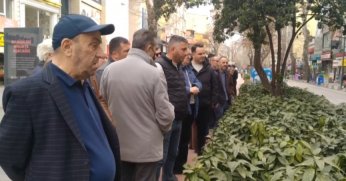 İtfaiye yangını söndürdü, vatandaş meraklı gözlerle olan biteni izledi