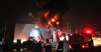 Plastik geri dönüşüm fabrikası alev alev yandı