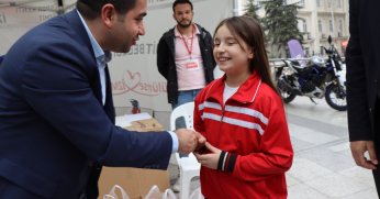 10 yaşındaki Haticenur, sattığı bileklik ve kolyelerin parasını depremzedelere bağışladı