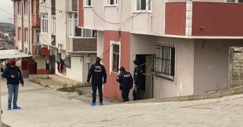 Evinde silahla başından vurulmuş halde bulundu