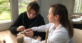 Özel yürekler depremzedeler için örüyor