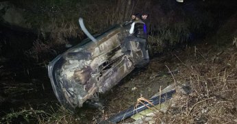 Ticari araç dere yatağına uçtu