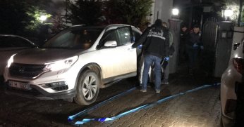 Evine gidip tartıştığı doktorun aracını kurşunladı