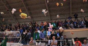 Basketbol maçında sahaya pelüş oyuncak yağdı