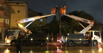 Seyir halinde dorsesi açılan kamyon elektrik tellerini devirdi