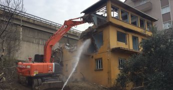 Körfez’de metruk bina yıkıldı