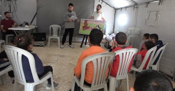 Tiyatro oyunları, çadır kentteki çocukların yüzünde tebessüm oluşturdu