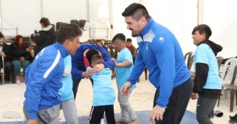 Depremzede çocuklar başpehlivanları tuş etti