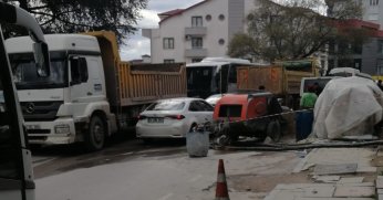 BEKİRDERE'DE İNŞAAT ÇALIŞMASI TRAFİĞİ KİLİTLEDİ! 