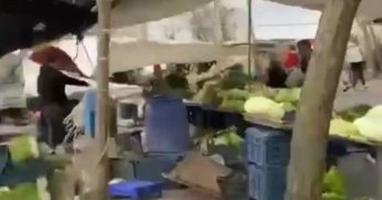 Kocaeli'de şiddetli lodos pazar yerini dağıttı