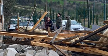 Borç alarak yaptırdığı çatısı uçtu, dakikalarca gözyaşı döktü