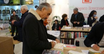 Kitabının gelirini depremzedelere bağışladı 