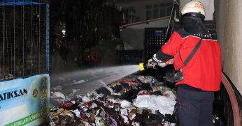 Sigara izmariti tekstil atölyesindeki atık kumaşları yaktı
