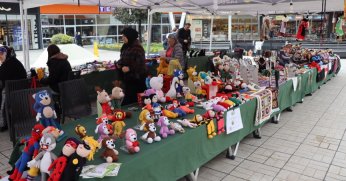 Depremzedeler için stant açtılar