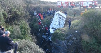 Çöp kamyonu uçurumda asılı kaldı: 3 yaralı