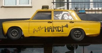 Fiyatlara kızdı, ortadan kestiği efsane otomobili tabela yaptı