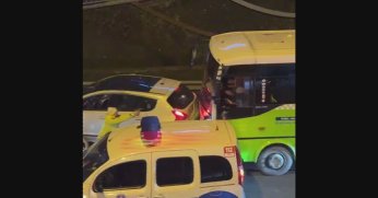 Halk otobüsü otomobillere çarptı 