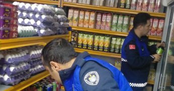 Büyükşehir Zabıtası tarihi geçmiş yüzlerce ürüne el koydu