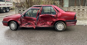 Çarpışan otomobillerden biri duvara çarparak durabildi: 1 yaralı