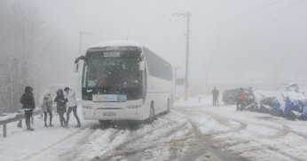 Kartepe’de kar aniden bastırınca araçlar zirveye çıkamadı
