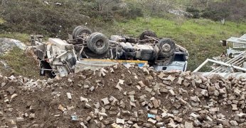 Çöp toplama aracı takla attı: 2 yaralı