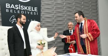 Depremzede Çift Başiskele’de Dünya Evine Girdi