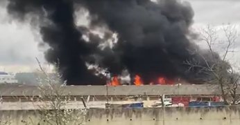 Temizlik fabrikası fabrika alevlere teslim oldu