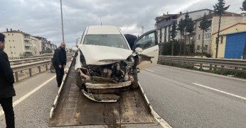 Otomobil bariyerlere çarptı: 3 yaralı