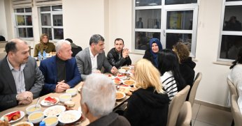 KOCAMAN İLK İFTARI DEPREM MİSAFİRLERİYLE YAPTI