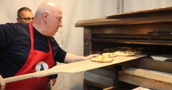 Depremzedeler için Ramazan pidesi yaptı