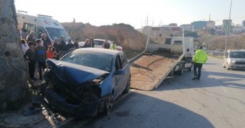 Kocaeli’de otomobil istinat duvarına çarptı: 4 yaralı