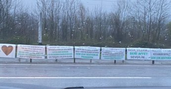 Kendini affettirmek için yolu pankartlarla donattı