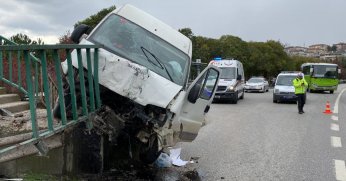 Kontrolden çıkan panelvan üst geçide çarparak durabildi: 2 yaralı