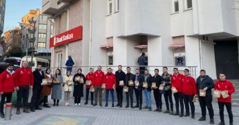 İFTARA YETİŞEMEYENLERE AK GENÇLİK YETİŞİYOR