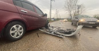 Keskin virajda kafa kafaya çarpıştılar: 5 yaralı